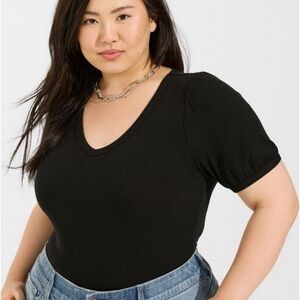 Torrid size 4 Fitted Super Soft Rib V-Neck Puff Sleeve Tee NWT